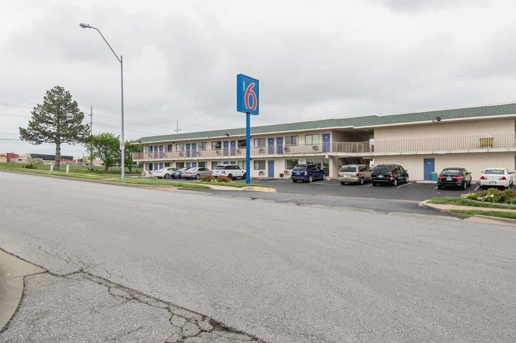 Motel 6 Kansas City, Mo - Airport Экстерьер фото