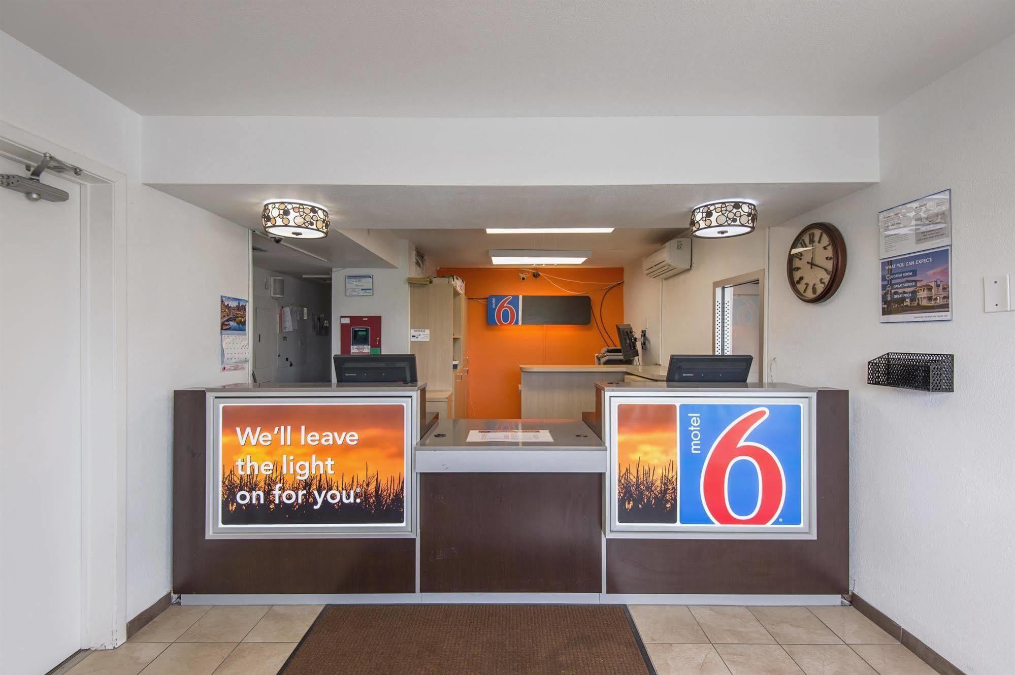Motel 6 Kansas City, Mo - Airport Экстерьер фото