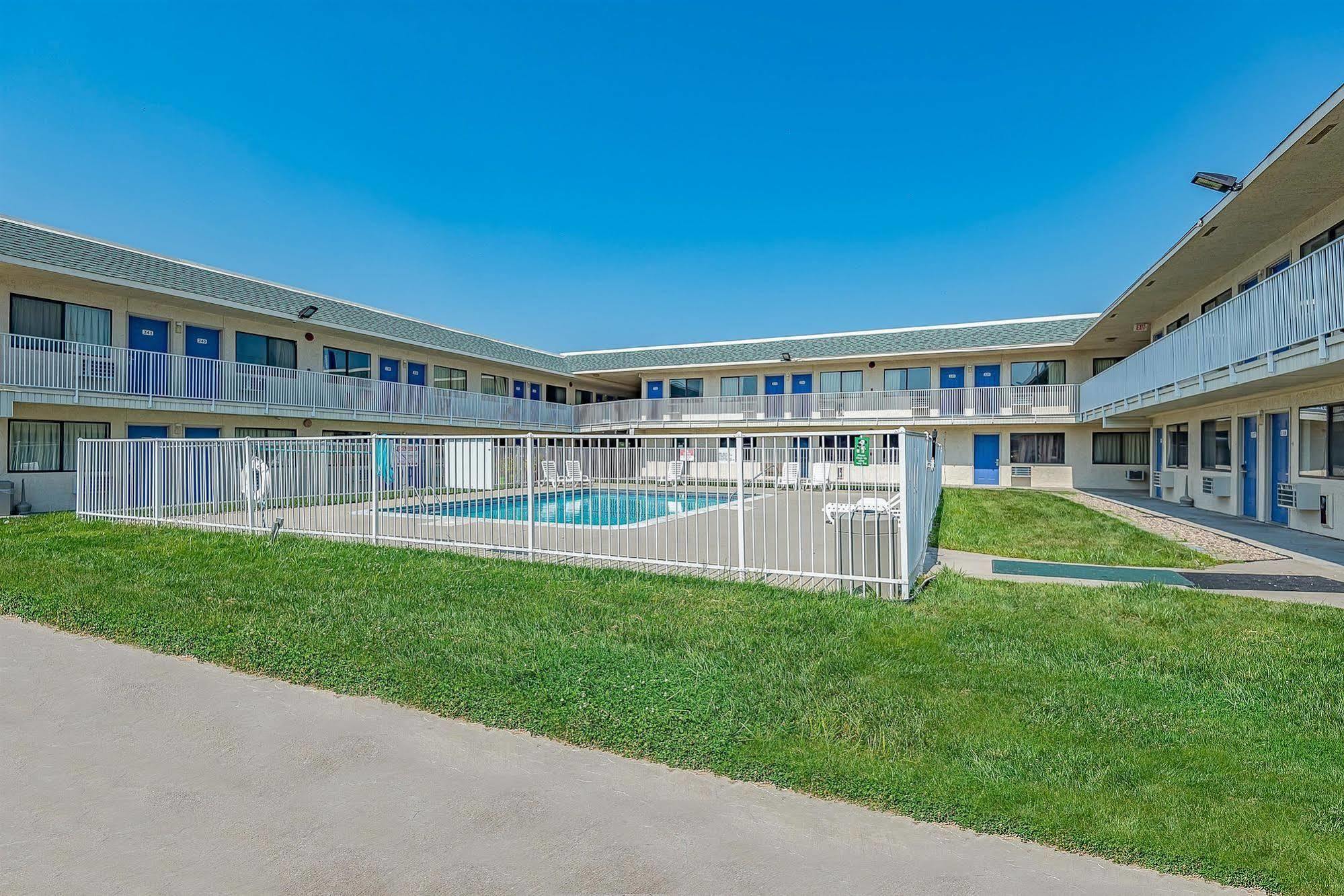 Motel 6 Kansas City, Mo - Airport Экстерьер фото
